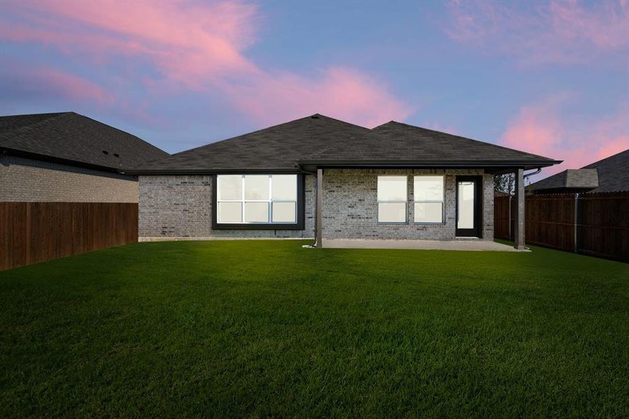 Exterior details and patio area of a home in Summer Crest, Fort Worth (Image 25).