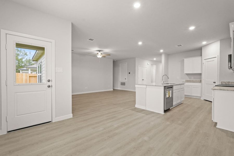 Spacious, unfurnished interior of a new home in Lakes at Crockett Martin, Conroe (Image 14).