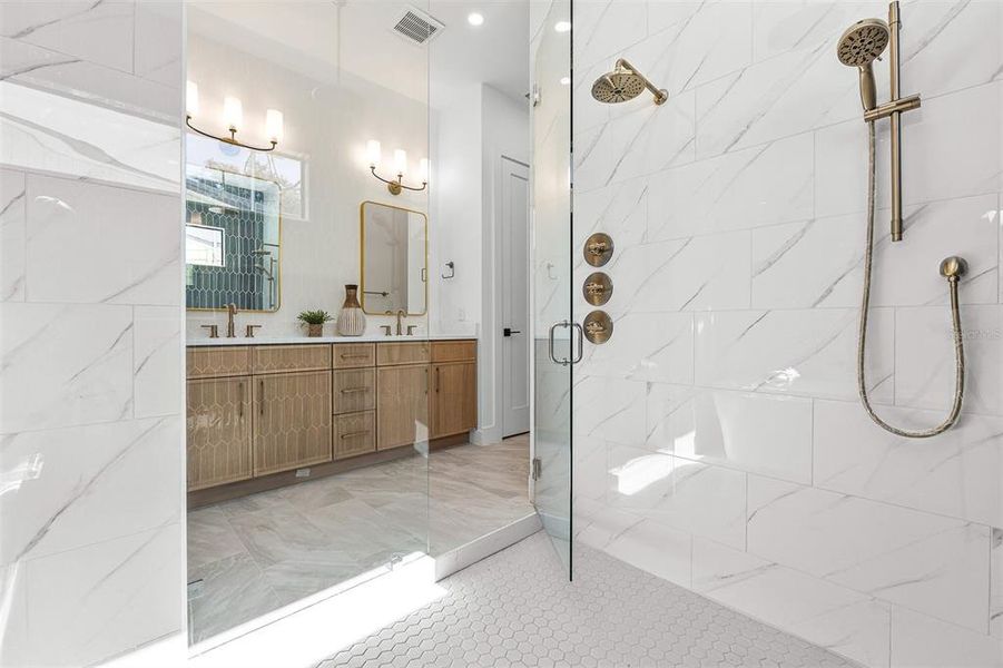 Furnished interior view inside a new home in , Orlando (Image 50).