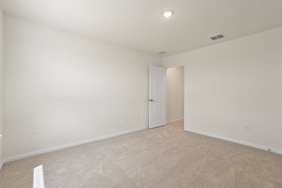 Spacious, unfurnished interior of a new home in Porter Country, Buda (Image 23).