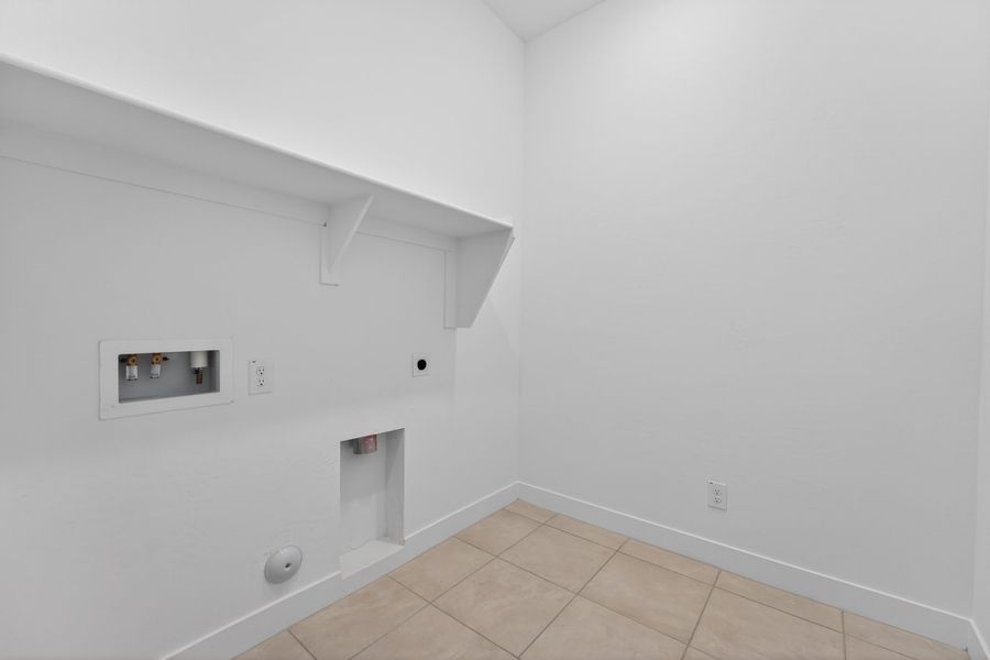 Spacious, unfurnished interior of a new home in Combs Ranch, San Tan Valley (Image 37).