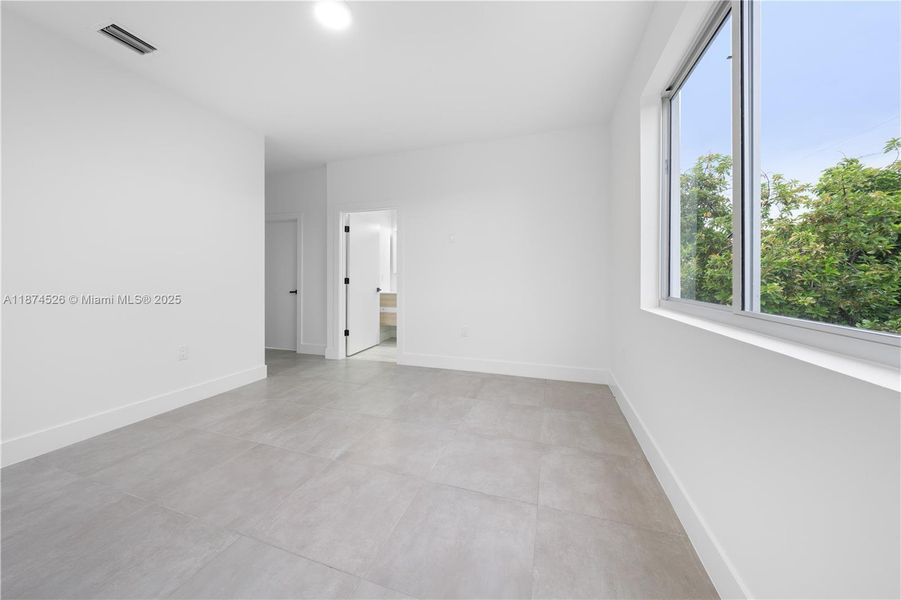 Spacious, unfurnished interior of a new home in , Miami (Image 61).
