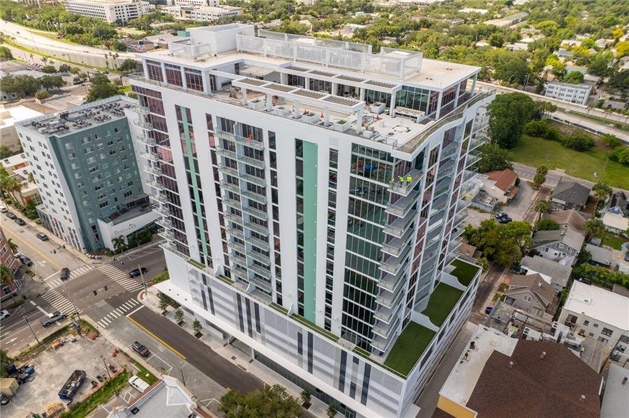 Condo located in St. Petersburg, FL showcasing its design and architecture (Image 47).
