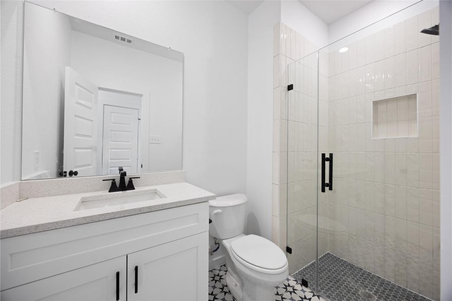 Furnished interior view inside a new home in Kendall Lakes, Alvin (Image 10).