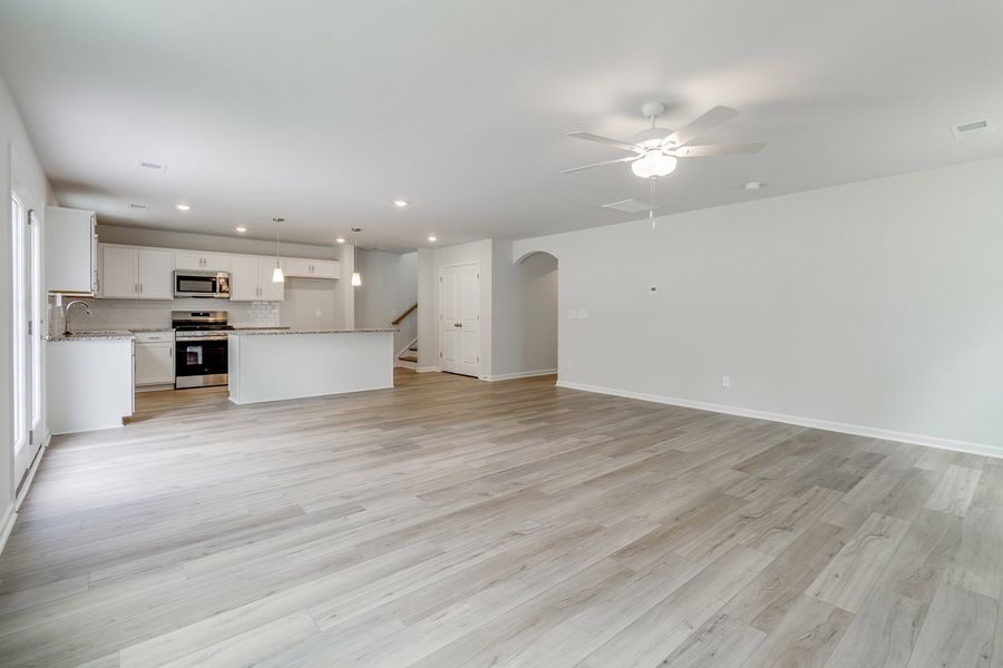 Spacious, unfurnished interior of a new home in Bluefield, Lexington (Image 32).