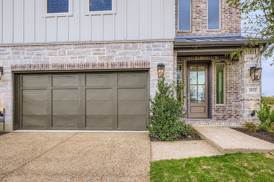 3533 Kings Court - Front Entryway
