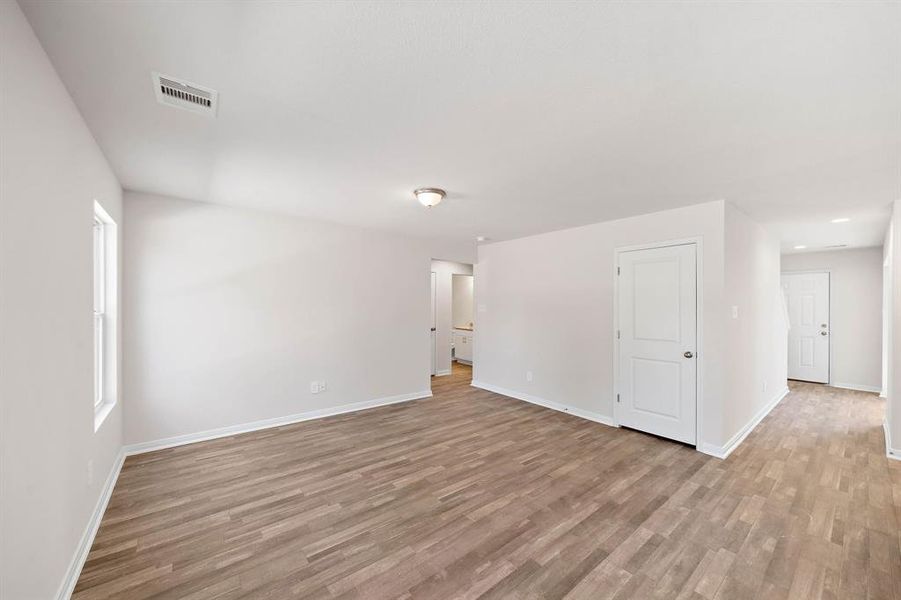 Spacious, unfurnished interior of a new home in Middlefield Village, Dallas (Image 21).
