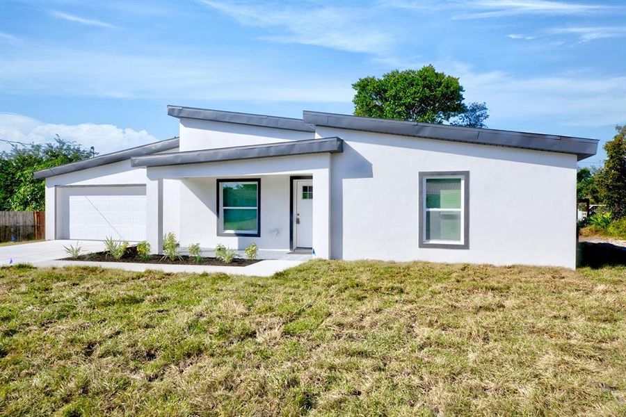 Exterior details and patio area of a home in , Avon Park (Image 26).