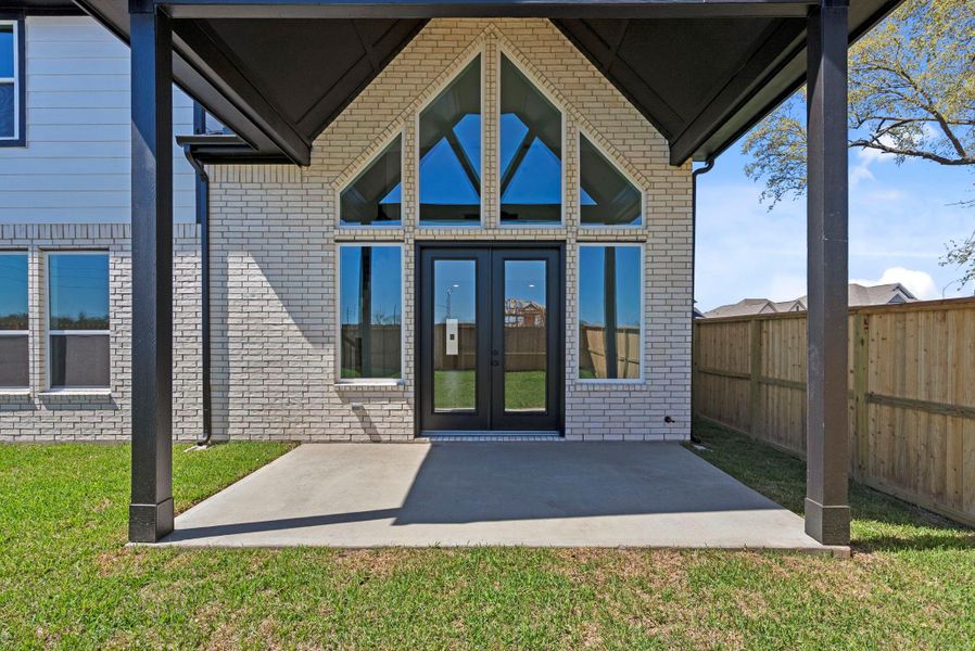Exterior details and patio area of a home in Sienna 45', 50', Missouri City (Image 3).
