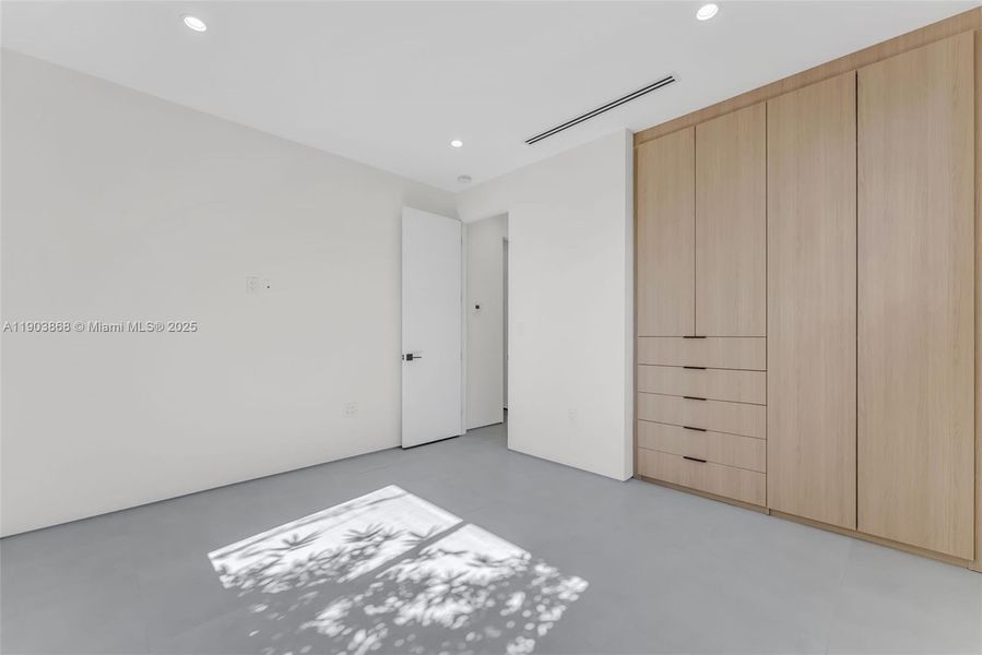 Spacious, unfurnished interior of a new home in , Miami Springs (Image 21).
