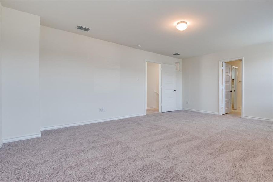 Spacious, unfurnished interior of a new home in Cottonwood Creek, Seagoville (Image 13).