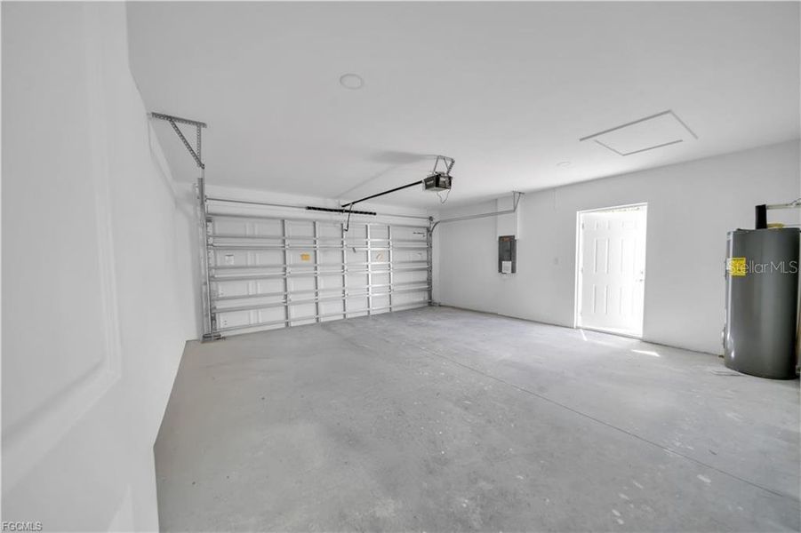 Spacious, unfurnished interior of a new home in , Lehigh Acres (Image 32).