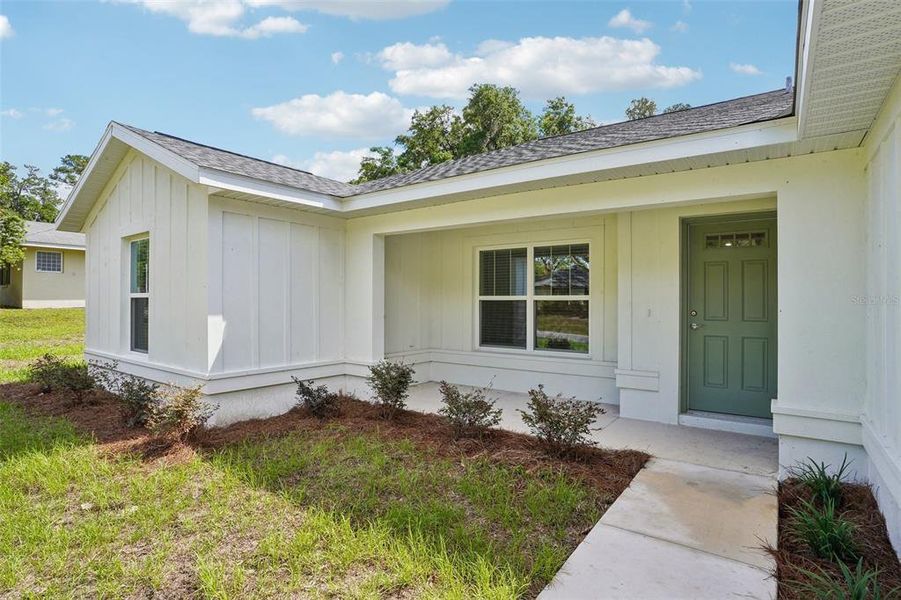 Exterior details and patio area of a home in , Dunnellon (Image 30).
