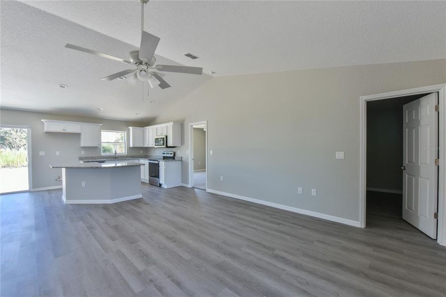 Spacious, unfurnished interior of a new home in , Ocala (Image 18).