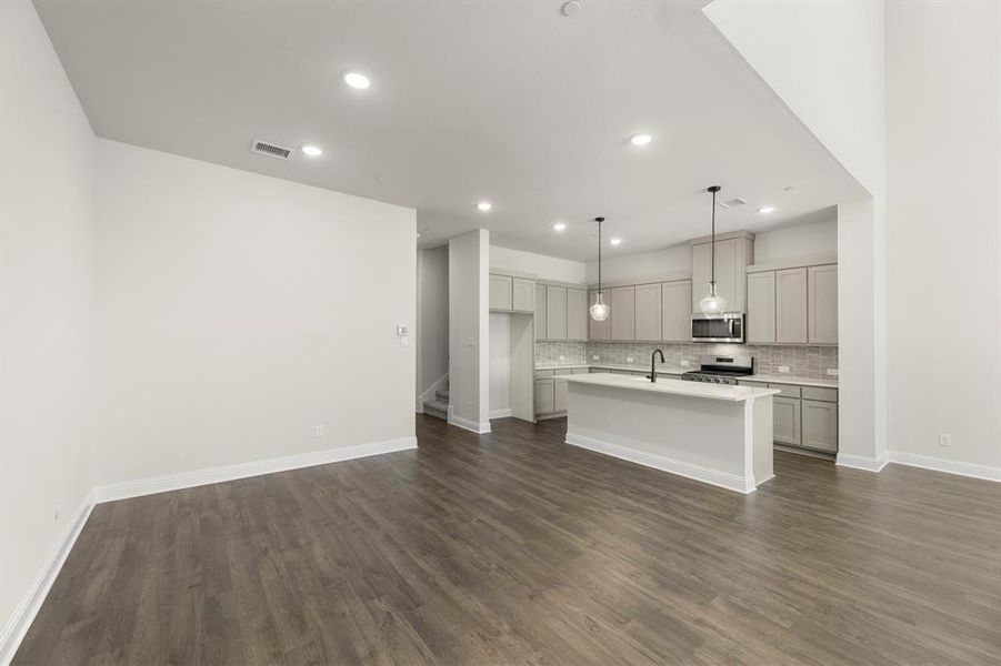 05. 3916 Keya - Dining