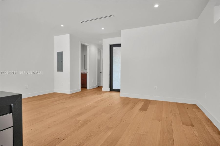 Spacious, unfurnished interior of a new home in , Miami (Image 22).