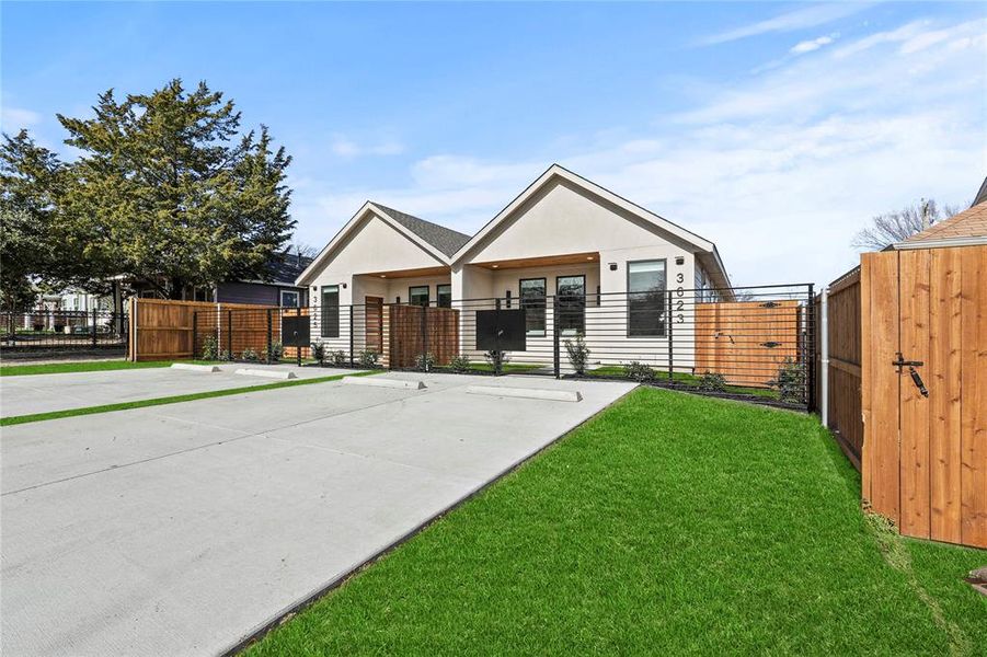 Ranch-style house with a front yard