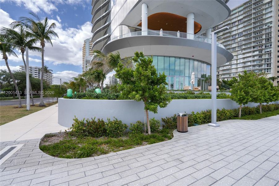 Condo located in Miami, FL showcasing its design and architecture (Image 28).