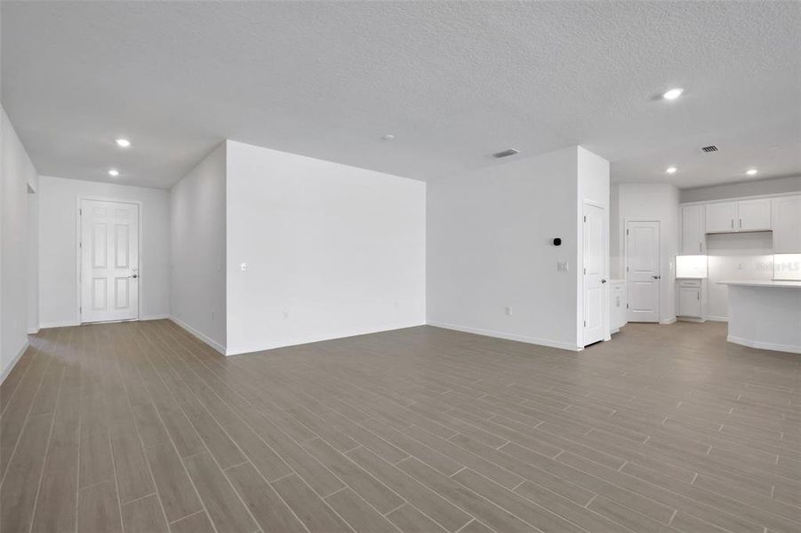 Spacious, unfurnished interior of a new home in Angeline, Land O' Lakes (Image 31).