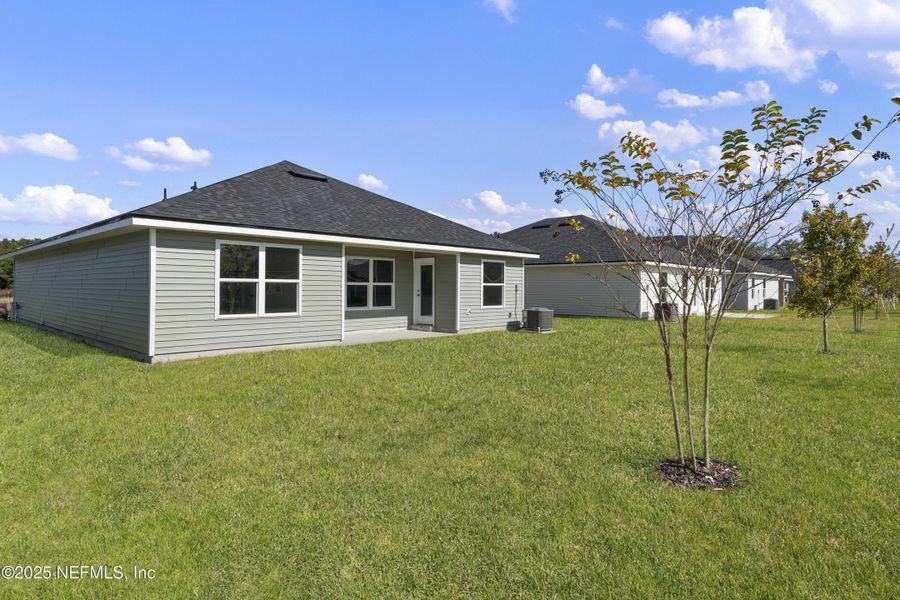 Exterior details and patio area of a home in Summerglen, Jacksonville (Image 3).
