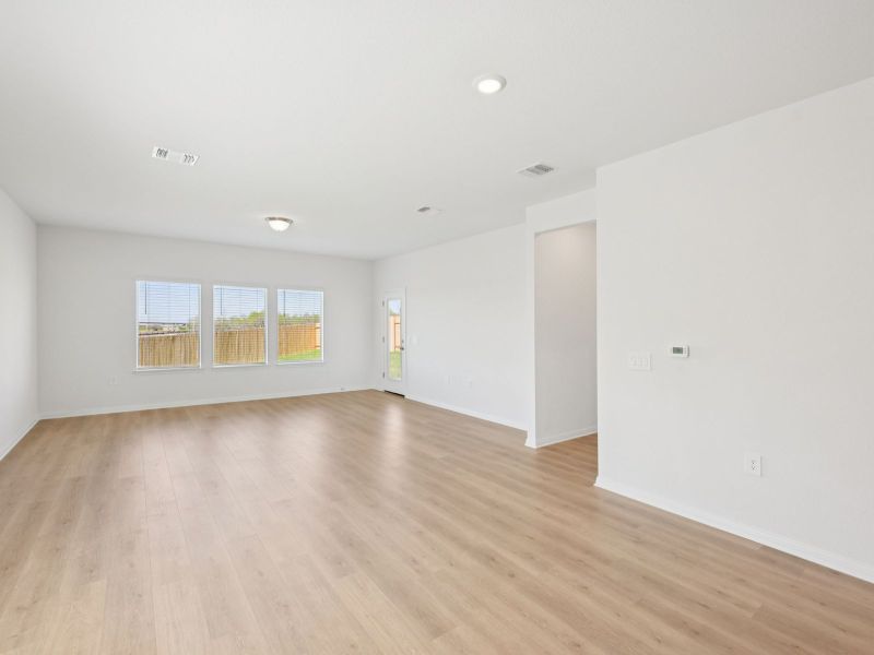 Spacious, unfurnished interior of a new home in Lexington Parke, Del Valle (Image 8).