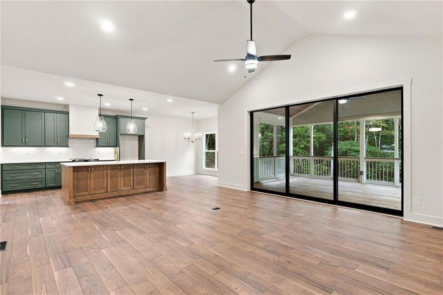 Spacious, unfurnished interior of a new home in , Jasper (Image 18).