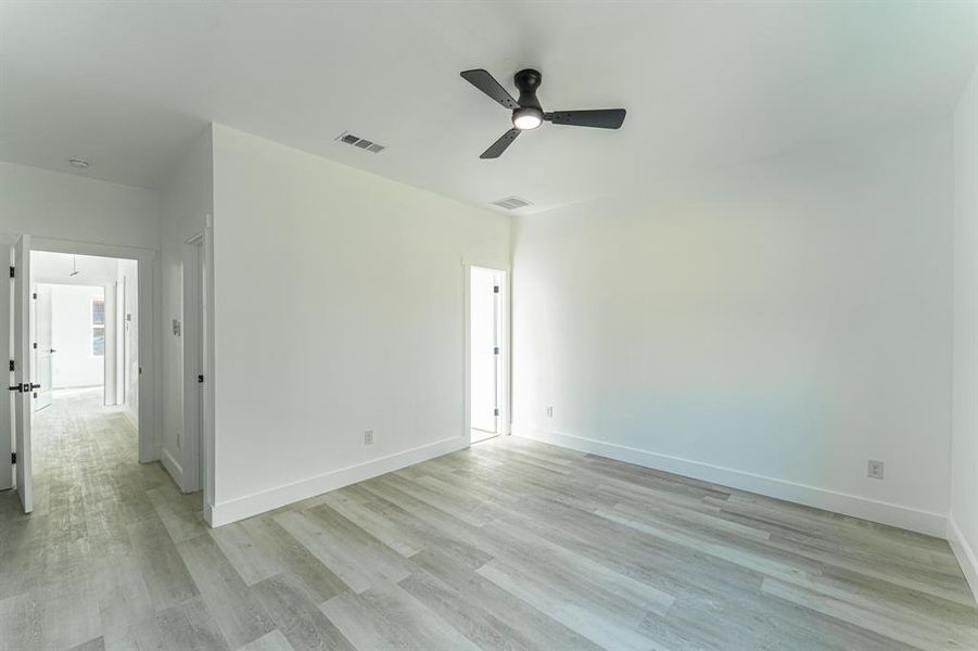 Spacious, unfurnished interior of a new home in , Sulphur Springs (Image 11).