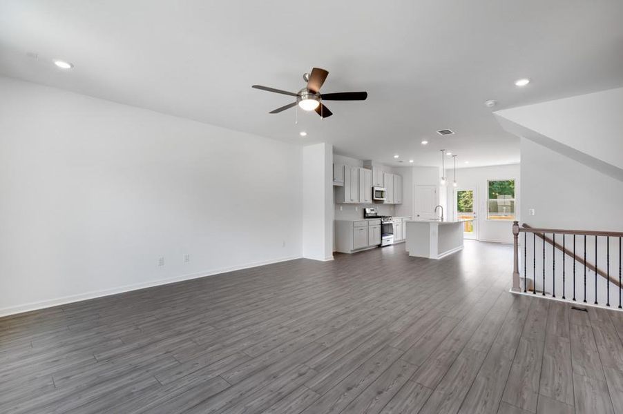 Spacious, unfurnished interior of a new home in Hampton Trace, Marietta (Image 25).