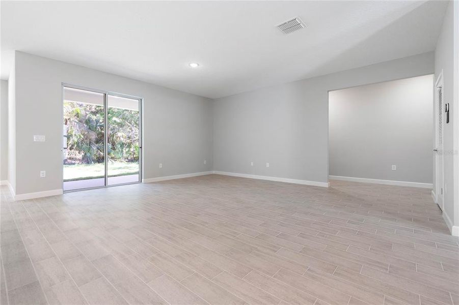 Spacious, unfurnished interior of a new home in , Cape Coral (Image 20).
