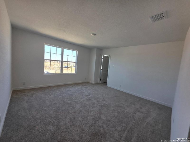 Spacious, unfurnished interior of a new home in , Schertz (Image 23).