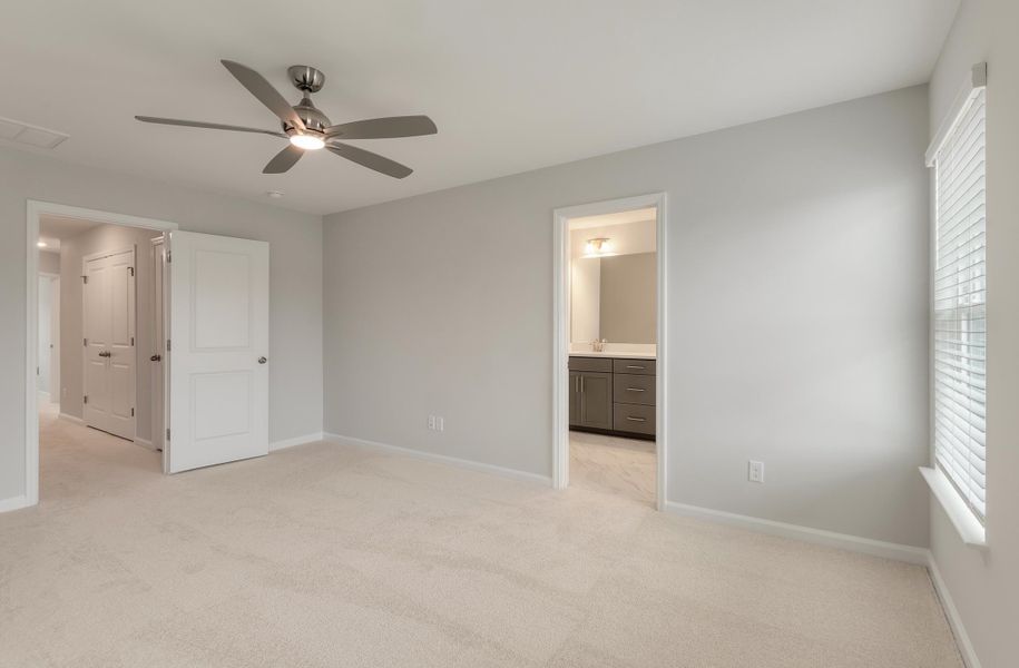 Spacious, unfurnished interior of a new home in The Landings at Montague, Goose Creek (Image 17).