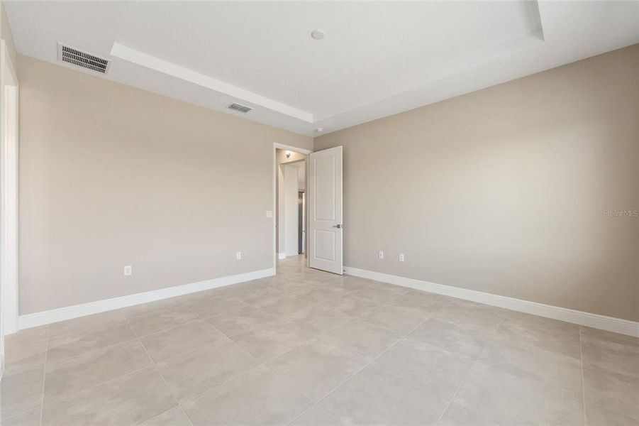 Spacious, unfurnished interior of a new home in , Ocala (Image 33).