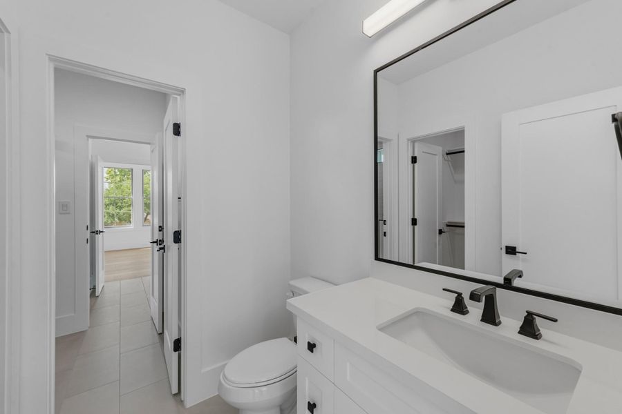 full bathroom for bedroom 4 and 5