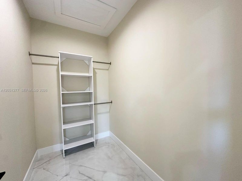Spacious, unfurnished interior of a new home in , Lehigh Acres (Image 9).