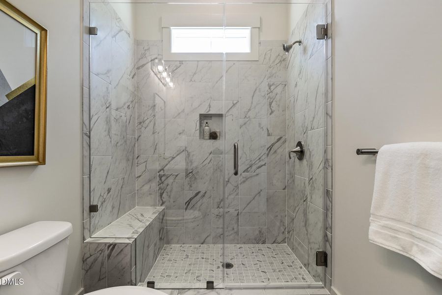 300_MEADOW_WALK_DR_INTERIOR_35