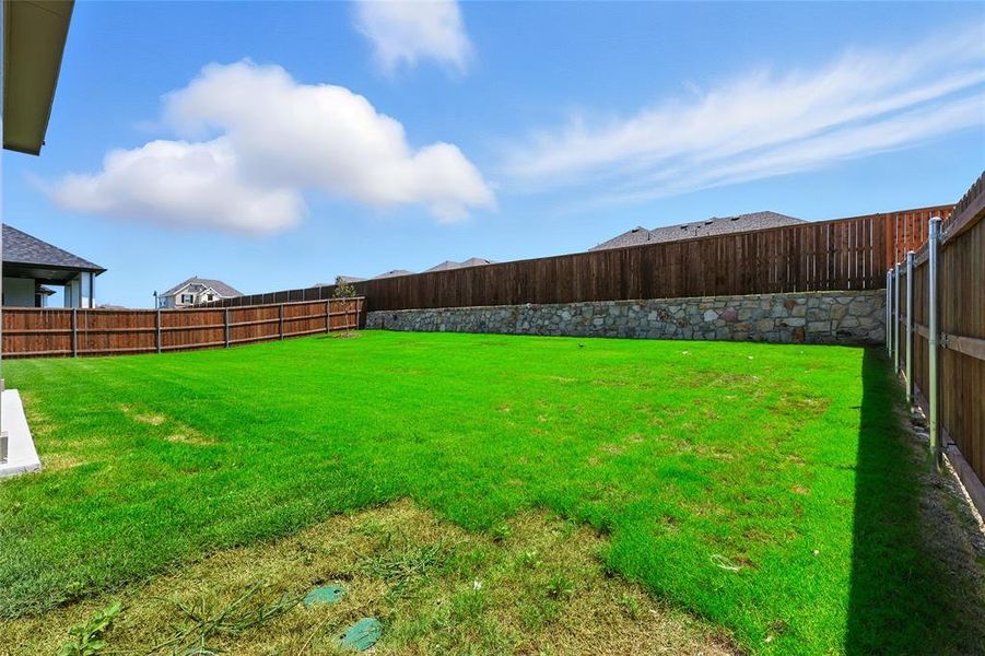 Exterior details and patio area of a home in Ridge Crossing, Waxahachie (Image 3).