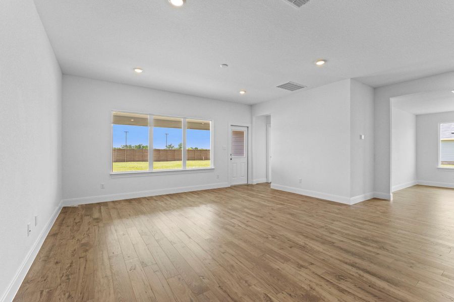 Spacious, unfurnished interior of a new home in Railhead, Cedar Creek (Image 20).