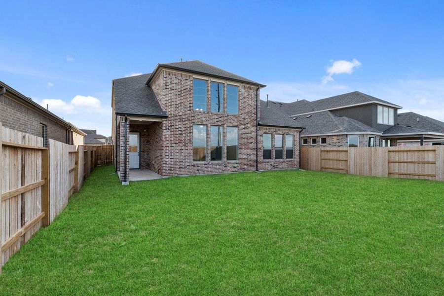 Exterior details and patio area of a home in Brookewater, Rosenberg (Image 3).