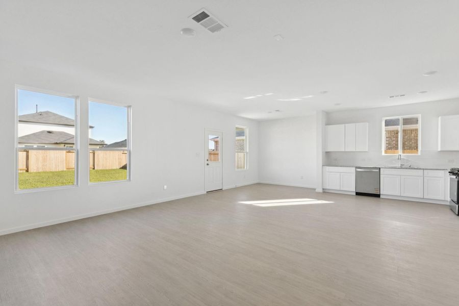 Spacious, unfurnished interior of a new home in Montgomery Bend, Montgomery (Image 29).