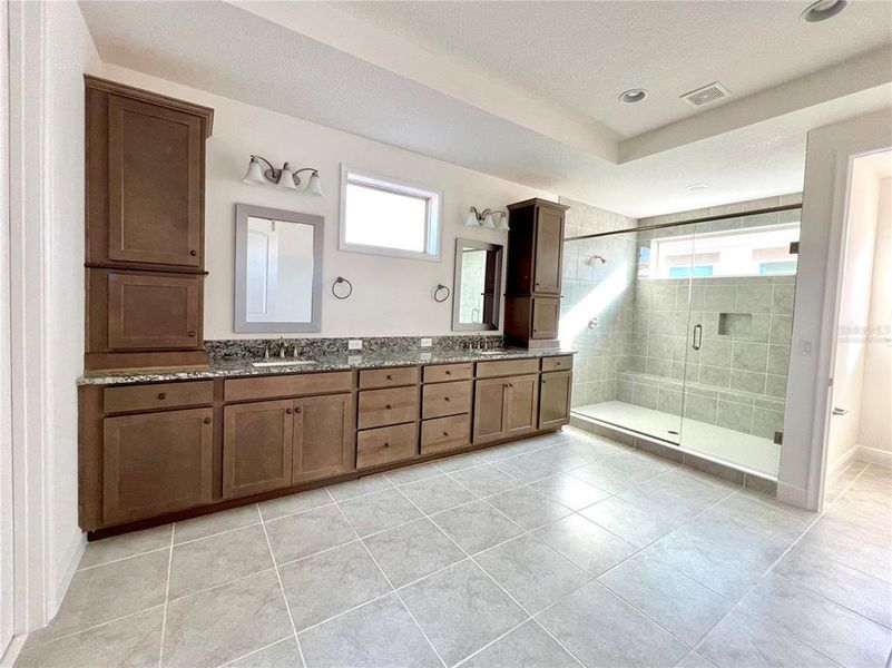 Furnished interior view inside a new home in , Orlando (Image 29).