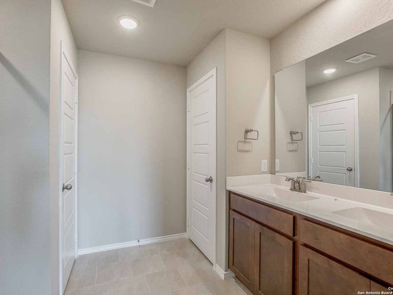 Furnished interior view inside a new home in Hannah Heights, Seguin (Image 11).