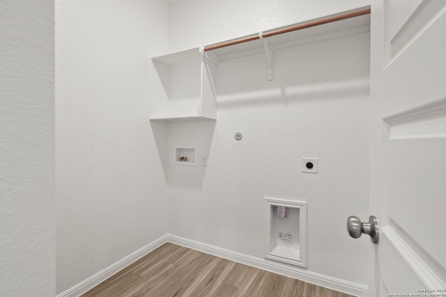 Spacious, unfurnished interior of a new home in Cinco Lakes, San Antonio (Image 24).