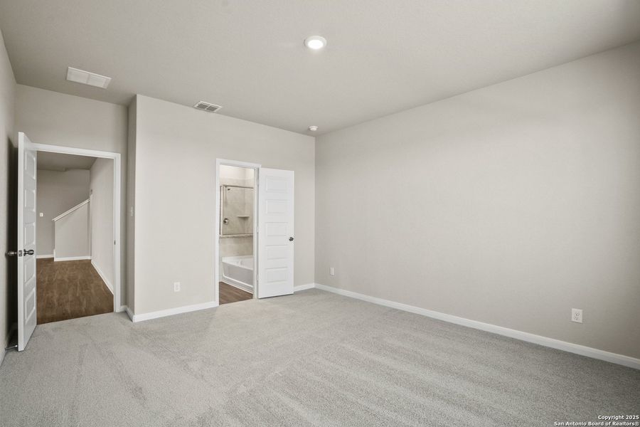 Spacious, unfurnished interior of a new home in Dauer Ranch, New Braunfels (Image 15). Spacious, unfurnished interior of a new home in Dauer Ranch, New Braunfels (Image 15).