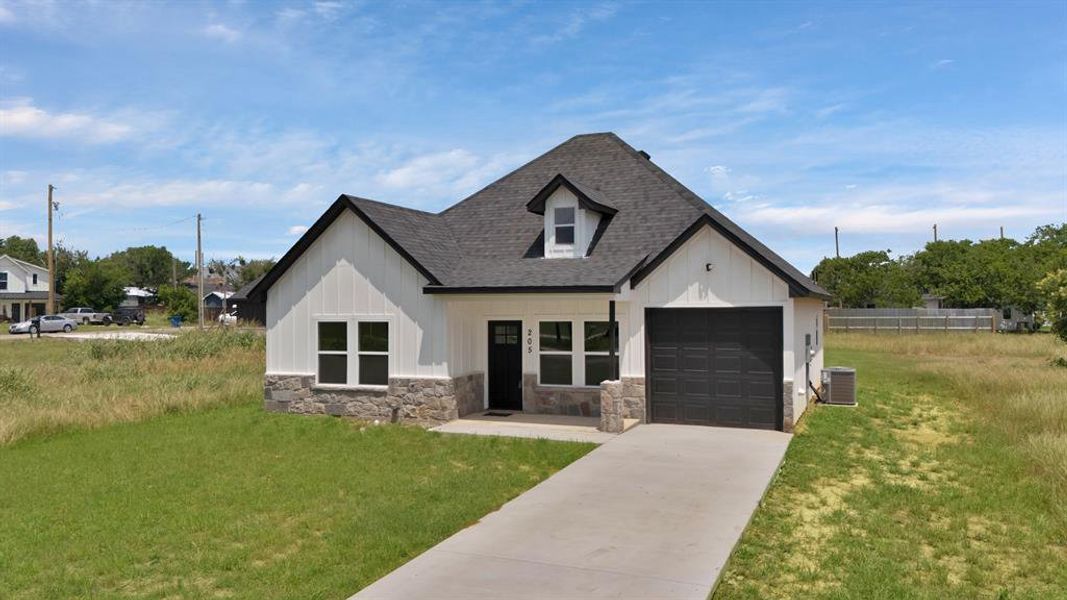Front exterior of a new home in , Itasca, TX, highlighting curb appeal (Image 2). Front exterior of a new home in , Itasca, TX, highlighting curb appeal (Image 2).