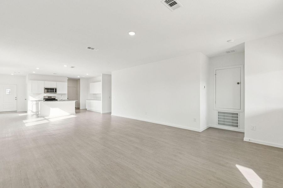 Spacious, unfurnished interior of a new home in River Ranch, Dayton (Image 20).
