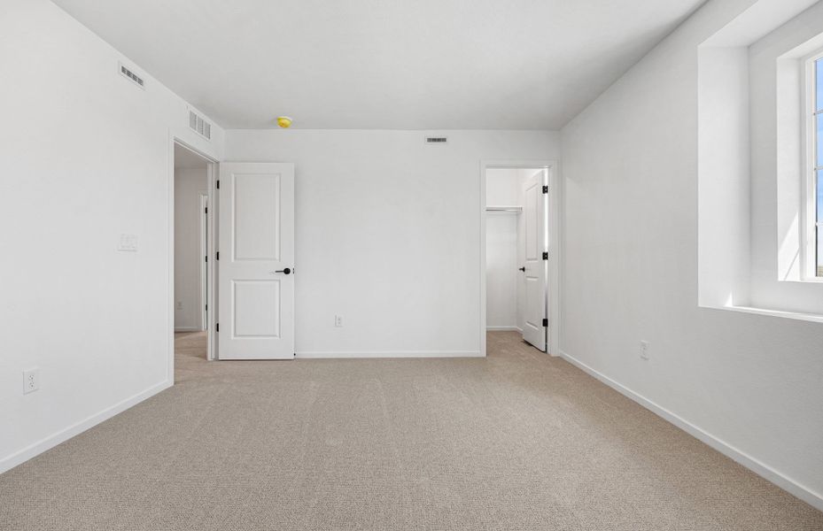 Spacious, unfurnished interior of a new home in Harvest Crossing, Aurora (Image 31).