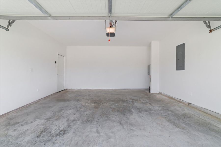 Spacious, unfurnished interior of a new home in Sunterra, Katy (Image 25).