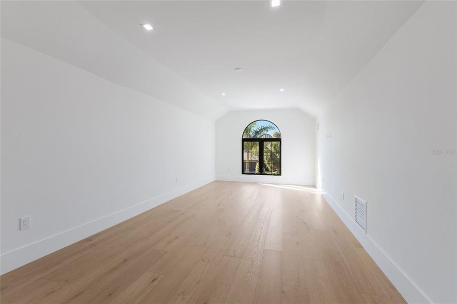 Spacious, unfurnished interior of a new home in , Sarasota (Image 24).