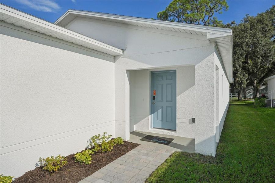 Exterior details and patio area of a home in Eagle Hammock, Eagle Lake (Image 28).