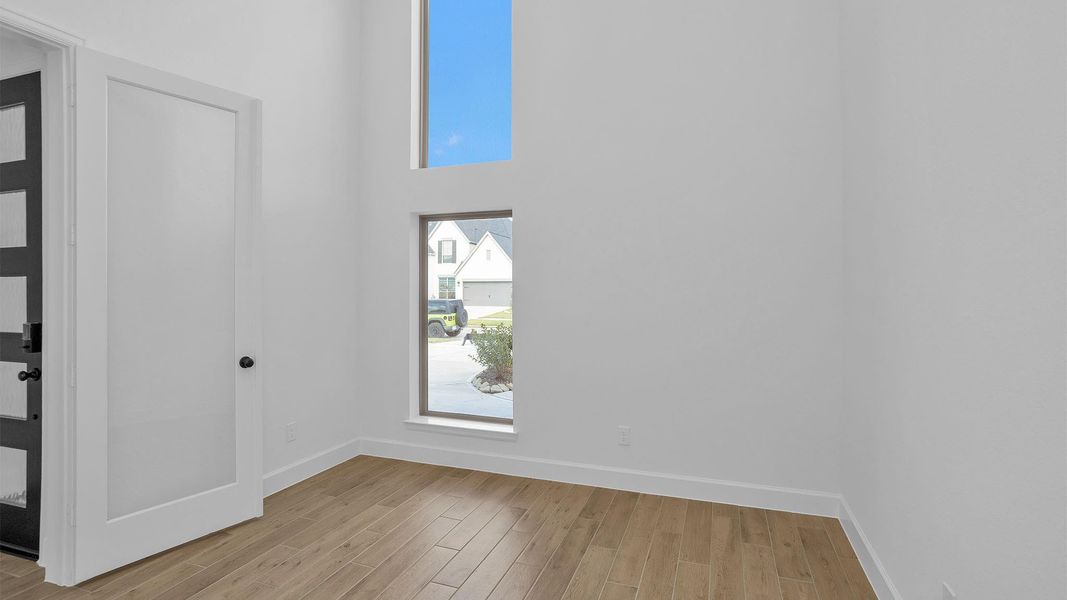 Spacious, unfurnished interior of a new home in Katy Court 70', Katy (Image 5).